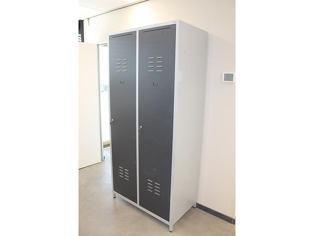 Vier lockerkasten lockerman met postvak en afmeting 97 x 55 xx 208 cm. twee sleutels ontbreken. - afbeelding 2 van  4