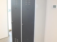Vier lockerkasten lockerman met postvak en afmeting 97 x 55 xx 208 cm. twee sleutels ontbreken. - afbeelding 2 van  4