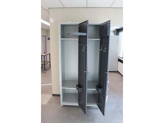 Vier lockerkasten lockerman met postvak en afmeting 97 x 55 xx 208 cm. twee sleutels ontbreken. - afbeelding 3 van  4