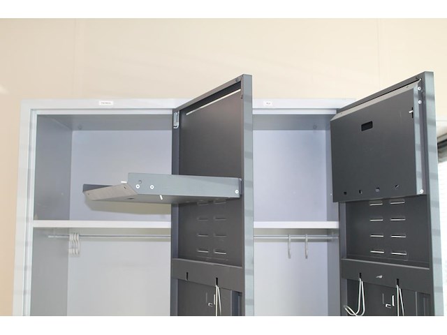 Vier lockerkasten lockerman met postvak en afmeting 97 x 55 xx 208 cm. twee sleutels ontbreken. - afbeelding 4 van  4