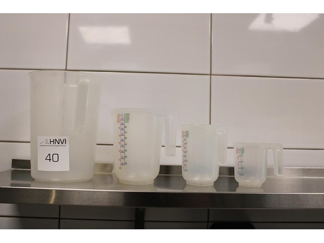 Vier maatbekers in diverse maten. - afbeelding 1 van  2