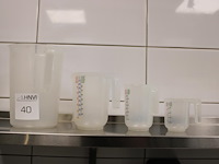 Vier maatbekers in diverse maten. - afbeelding 1 van  2
