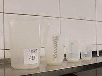 Vier maatbekers in diverse maten. - afbeelding 2 van  2