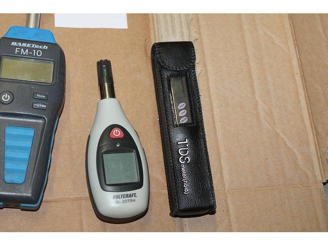 Vier meetinstrumenten waaronder voltcraft mf-100, basetech fm-10, voltcraft bl-20trh en tds-meter. - afbeelding 4 van  4