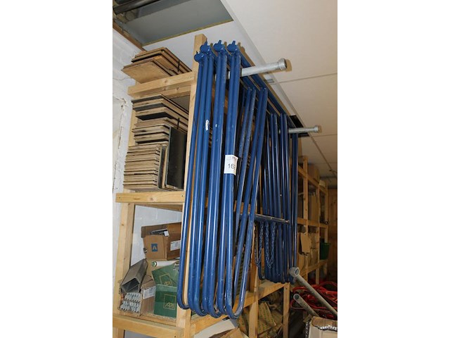 Vier metalen bokken, hoogte 100 cm. - afbeelding 2 van  2
