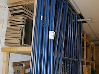 Vier metalen bokken, hoogte 100 cm. - afbeelding 2 van  2