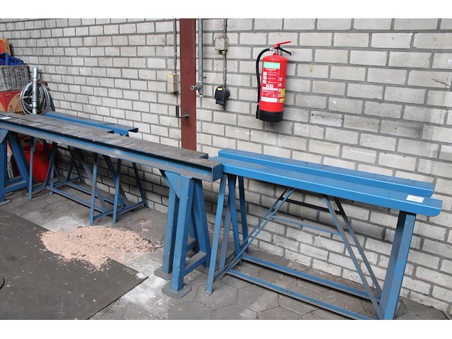 Vier metalen bokken met lengte 130 cm en hoogte 84 cm. - afbeelding 1 van  3