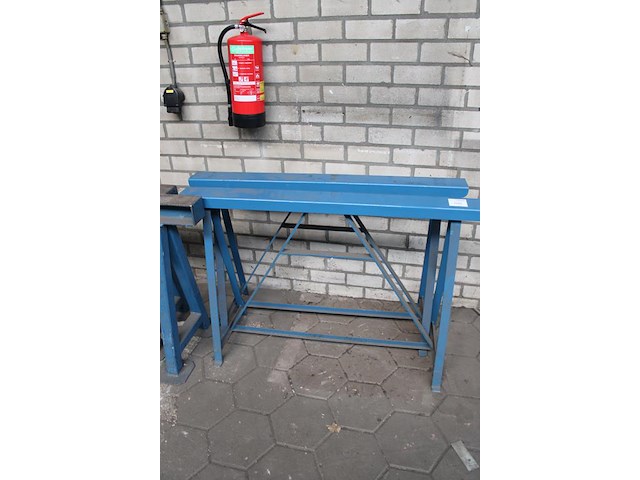 Vier metalen bokken met lengte 130 cm en hoogte 84 cm. - afbeelding 2 van  3