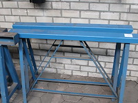 Vier metalen bokken met lengte 130 cm en hoogte 84 cm. - afbeelding 2 van  3