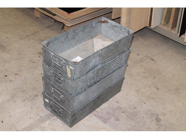 Vier metalen opbergbakken 60 x 30 x 15 cm met handgrepen. - afbeelding 1 van  3