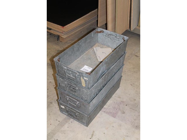 Vier metalen opbergbakken 60 x 30 x 15 cm met handgrepen. - afbeelding 2 van  3