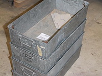 Vier metalen opbergbakken 60 x 30 x 15 cm met handgrepen. - afbeelding 2 van  3