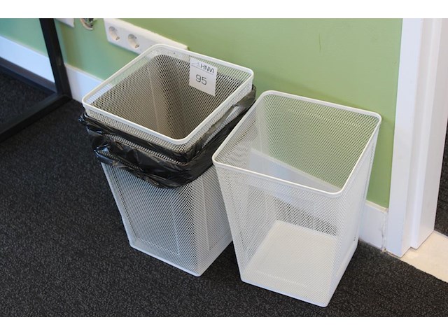 Vier metalen prullenbakken ikea. - afbeelding 1 van  2