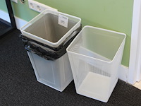 Vier metalen prullenbakken ikea. - afbeelding 1 van  2