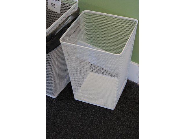 Vier metalen prullenbakken ikea. - afbeelding 2 van  2