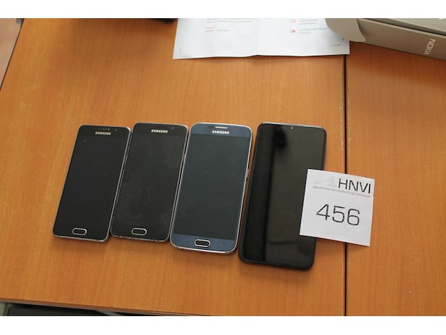 Vier mobiele telefoons w.o. samsung galaxy a10. - afbeelding 1 van  2