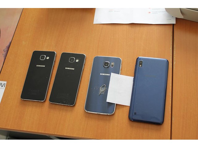 Vier mobiele telefoons w.o. samsung galaxy a10. - afbeelding 2 van  2