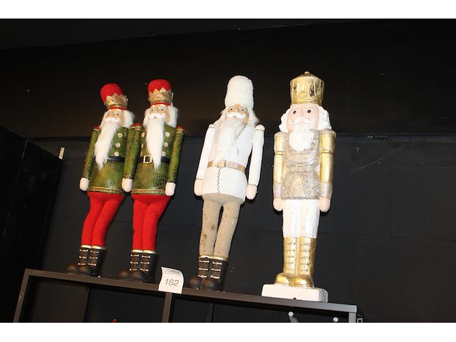 Vier notenkrakkers xl op schap hoogte ca. 70 cm. - afbeelding 1 van  2