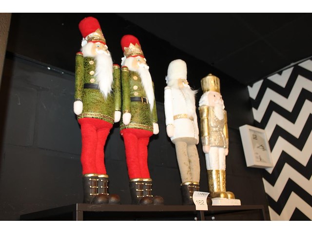 Vier notenkrakkers xl op schap hoogte ca. 70 cm. - afbeelding 2 van  2