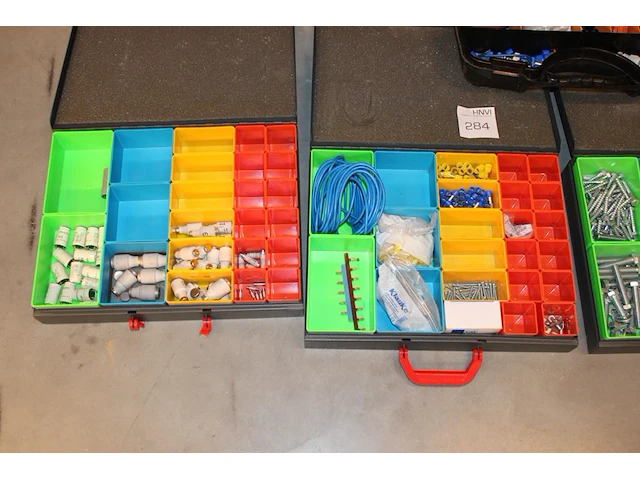 Vier organizers, deels gevuld met bevestigings- en elektramaterialen. - afbeelding 2 van  4