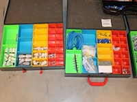 Vier organizers, deels gevuld met bevestigings- en elektramaterialen. - afbeelding 2 van  4