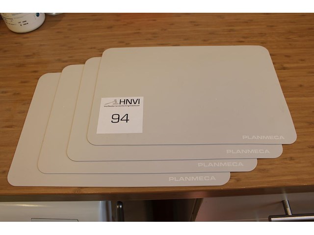 Vier rubber onderlegger met afmeting 32 x 22 cm. - afbeelding 1 van  1