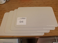 Vier rubber onderlegger met afmeting 32 x 22 cm. - afbeelding 1 van  1