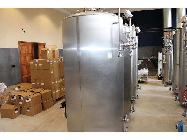 Vier rvs gistingstanks kolinox zkg750 van 750 liter. bouwjaar 2007. 1 vat is deels gevuld met ruim 500 lite... onderdeel van combinatiekavel complete mini brouwerijopstelling bestaande uit brouwhuis, 8 gistingstanks (deels gevuld), bottellijn, pompen, warmtewisselaar, natte lijn etiketteermachine en chiller - afbeelding 1 van  4
