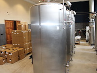 Vier rvs gistingstanks kolinox zkg750 van 750 liter. bouwjaar 2007. 1 vat is deels gevuld met ruim 500 lite... onderdeel van combinatiekavel complete mini brouwerijopstelling bestaande uit brouwhuis, 8 gistingstanks (deels gevuld), bottellijn, pompen, warmtewisselaar, natte lijn etiketteermachine en chiller - afbeelding 1 van  4