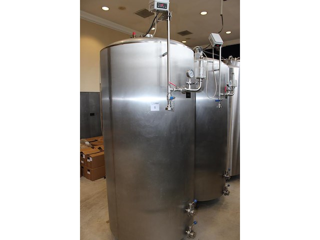 Vier rvs gistingstanks kolinox zkg750 van 750 liter. bouwjaar 2007. 1 vat is deels gevuld met ruim 500 lite... onderdeel van combinatiekavel complete mini brouwerijopstelling bestaande uit brouwhuis, 8 gistingstanks (deels gevuld), bottellijn, pompen, warmtewisselaar, natte lijn etiketteermachine en chiller - afbeelding 2 van  4