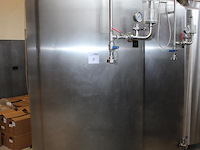 Vier rvs gistingstanks kolinox zkg750 van 750 liter. bouwjaar 2007. 1 vat is deels gevuld met ruim 500 lite... onderdeel van combinatiekavel complete mini brouwerijopstelling bestaande uit brouwhuis, 8 gistingstanks (deels gevuld), bottellijn, pompen, warmtewisselaar, natte lijn etiketteermachine en chiller - afbeelding 2 van  4