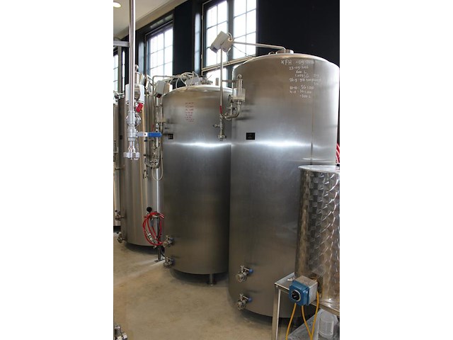 Vier rvs gistingstanks kolinox zkg750 van 750 liter. bouwjaar 2007. 1 vat is deels gevuld met ruim 500 lite... onderdeel van combinatiekavel complete mini brouwerijopstelling bestaande uit brouwhuis, 8 gistingstanks (deels gevuld), bottellijn, pompen, warmtewisselaar, natte lijn etiketteermachine en chiller - afbeelding 3 van  4