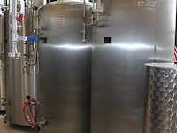 Vier rvs gistingstanks kolinox zkg750 van 750 liter. bouwjaar 2007. 1 vat is deels gevuld met ruim 500 lite... onderdeel van combinatiekavel complete mini brouwerijopstelling bestaande uit brouwhuis, 8 gistingstanks (deels gevuld), bottellijn, pompen, warmtewisselaar, natte lijn etiketteermachine en chiller - afbeelding 3 van  4