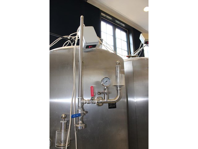 Vier rvs gistingstanks kolinox zkg750 van 750 liter. bouwjaar 2007. 1 vat is deels gevuld met ruim 500 lite... onderdeel van combinatiekavel complete mini brouwerijopstelling bestaande uit brouwhuis, 8 gistingstanks (deels gevuld), bottellijn, pompen, warmtewisselaar, natte lijn etiketteermachine en chiller - afbeelding 4 van  4