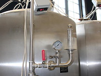 Vier rvs gistingstanks kolinox zkg750 van 750 liter. bouwjaar 2007. 1 vat is deels gevuld met ruim 500 lite... onderdeel van combinatiekavel complete mini brouwerijopstelling bestaande uit brouwhuis, 8 gistingstanks (deels gevuld), bottellijn, pompen, warmtewisselaar, natte lijn etiketteermachine en chiller - afbeelding 4 van  4