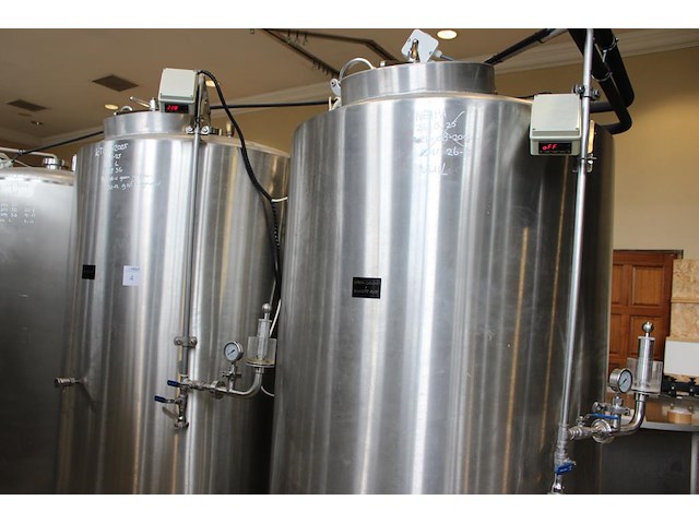 Vier rvs gistingstanks labu lbr-es-1200-dm-s5 van 1200 liter. bouwjaar 2009-2013. 1 vat is gevuld met ruim ... onderdeel van combinatiekavel complete mini brouwerijopstelling bestaande uit brouwhuis, 8 gistingstanks (deels gevuld), bottellijn, pompen, warmtewisselaar, natte lijn etiketteermachine en chiller - afbeelding 1 van  6