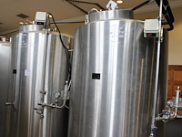 Vier rvs gistingstanks labu lbr-es-1200-dm-s5 van 1200 liter. bouwjaar 2009-2013. 1 vat is gevuld met ruim ... onderdeel van combinatiekavel complete mini brouwerijopstelling bestaande uit brouwhuis, 8 gistingstanks (deels gevuld), bottellijn, pompen, warmtewisselaar, natte lijn etiketteermachine en chiller - afbeelding 1 van  6