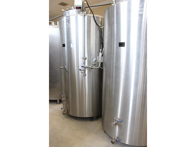 Vier rvs gistingstanks labu lbr-es-1200-dm-s5 van 1200 liter. bouwjaar 2009-2013. 1 vat is gevuld met ruim ... onderdeel van combinatiekavel complete mini brouwerijopstelling bestaande uit brouwhuis, 8 gistingstanks (deels gevuld), bottellijn, pompen, warmtewisselaar, natte lijn etiketteermachine en chiller - afbeelding 2 van  6