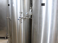 Vier rvs gistingstanks labu lbr-es-1200-dm-s5 van 1200 liter. bouwjaar 2009-2013. 1 vat is gevuld met ruim ... onderdeel van combinatiekavel complete mini brouwerijopstelling bestaande uit brouwhuis, 8 gistingstanks (deels gevuld), bottellijn, pompen, warmtewisselaar, natte lijn etiketteermachine en chiller - afbeelding 2 van  6