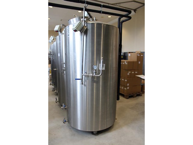 Vier rvs gistingstanks labu lbr-es-1200-dm-s5 van 1200 liter. bouwjaar 2009-2013. 1 vat is gevuld met ruim ... onderdeel van combinatiekavel complete mini brouwerijopstelling bestaande uit brouwhuis, 8 gistingstanks (deels gevuld), bottellijn, pompen, warmtewisselaar, natte lijn etiketteermachine en chiller - afbeelding 3 van  6