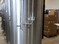 Vier rvs gistingstanks labu lbr-es-1200-dm-s5 van 1200 liter. bouwjaar 2009-2013. 1 vat is gevuld met ruim ... onderdeel van combinatiekavel complete mini brouwerijopstelling bestaande uit brouwhuis, 8 gistingstanks (deels gevuld), bottellijn, pompen, warmtewisselaar, natte lijn etiketteermachine en chiller - afbeelding 3 van  6