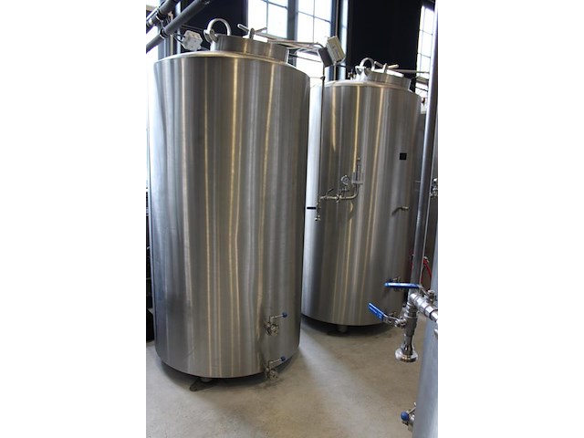 Vier rvs gistingstanks labu lbr-es-1200-dm-s5 van 1200 liter. bouwjaar 2009-2013. 1 vat is gevuld met ruim ... onderdeel van combinatiekavel complete mini brouwerijopstelling bestaande uit brouwhuis, 8 gistingstanks (deels gevuld), bottellijn, pompen, warmtewisselaar, natte lijn etiketteermachine en chiller - afbeelding 4 van  6