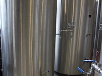 Vier rvs gistingstanks labu lbr-es-1200-dm-s5 van 1200 liter. bouwjaar 2009-2013. 1 vat is gevuld met ruim ... onderdeel van combinatiekavel complete mini brouwerijopstelling bestaande uit brouwhuis, 8 gistingstanks (deels gevuld), bottellijn, pompen, warmtewisselaar, natte lijn etiketteermachine en chiller - afbeelding 4 van  6