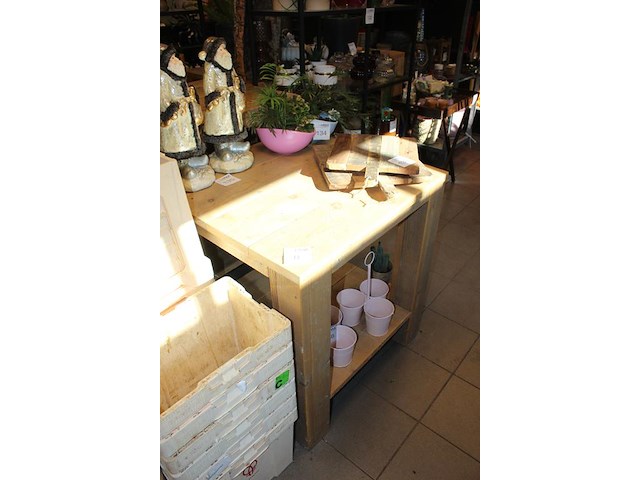 Vier showtafels van steigerhout. afmeting 150 x 70 x 100 cm en 80 x 80 x 85 cm. - afbeelding 1 van  7