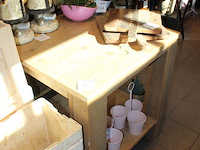 Vier showtafels van steigerhout. afmeting 150 x 70 x 100 cm en 80 x 80 x 85 cm. - afbeelding 1 van  7