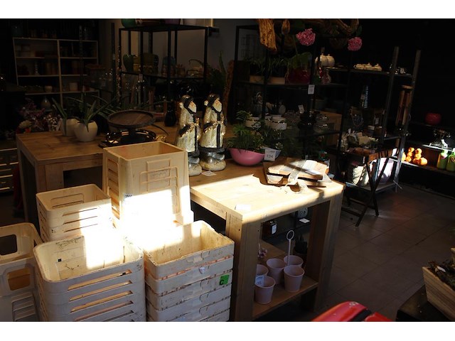 Vier showtafels van steigerhout. afmeting 150 x 70 x 100 cm en 80 x 80 x 85 cm. - afbeelding 2 van  7