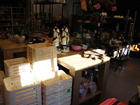 Vier showtafels van steigerhout. afmeting 150 x 70 x 100 cm en 80 x 80 x 85 cm. - afbeelding 2 van  7