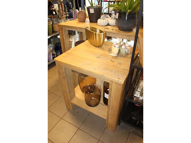 Vier showtafels van steigerhout. afmeting 150 x 70 x 100 cm en 80 x 80 x 85 cm. - afbeelding 5 van  7