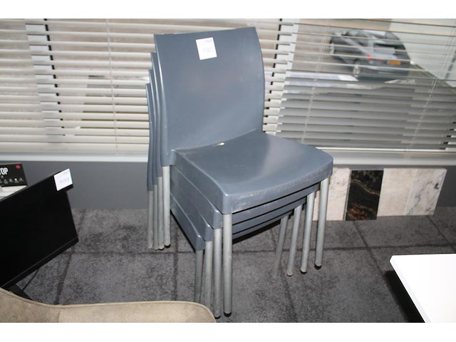 Vier stapelbare kunststof stoelen. - afbeelding 1 van  2