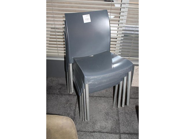 Vier stapelbare kunststof stoelen. - afbeelding 2 van  2